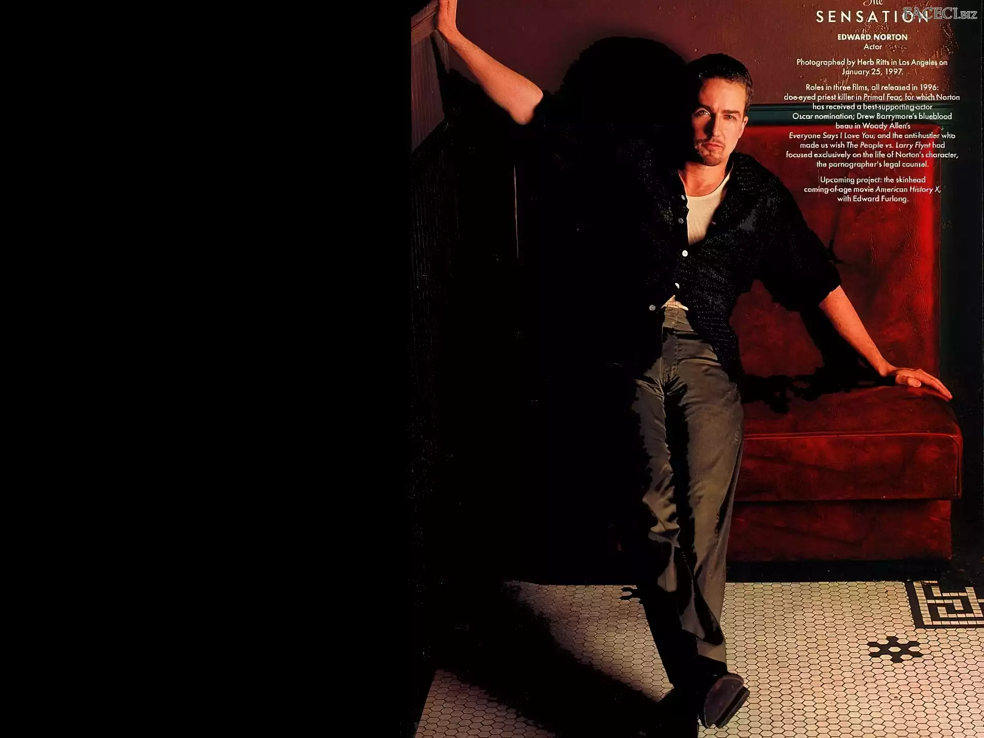 fotel, Edward Norton, czarna koszula