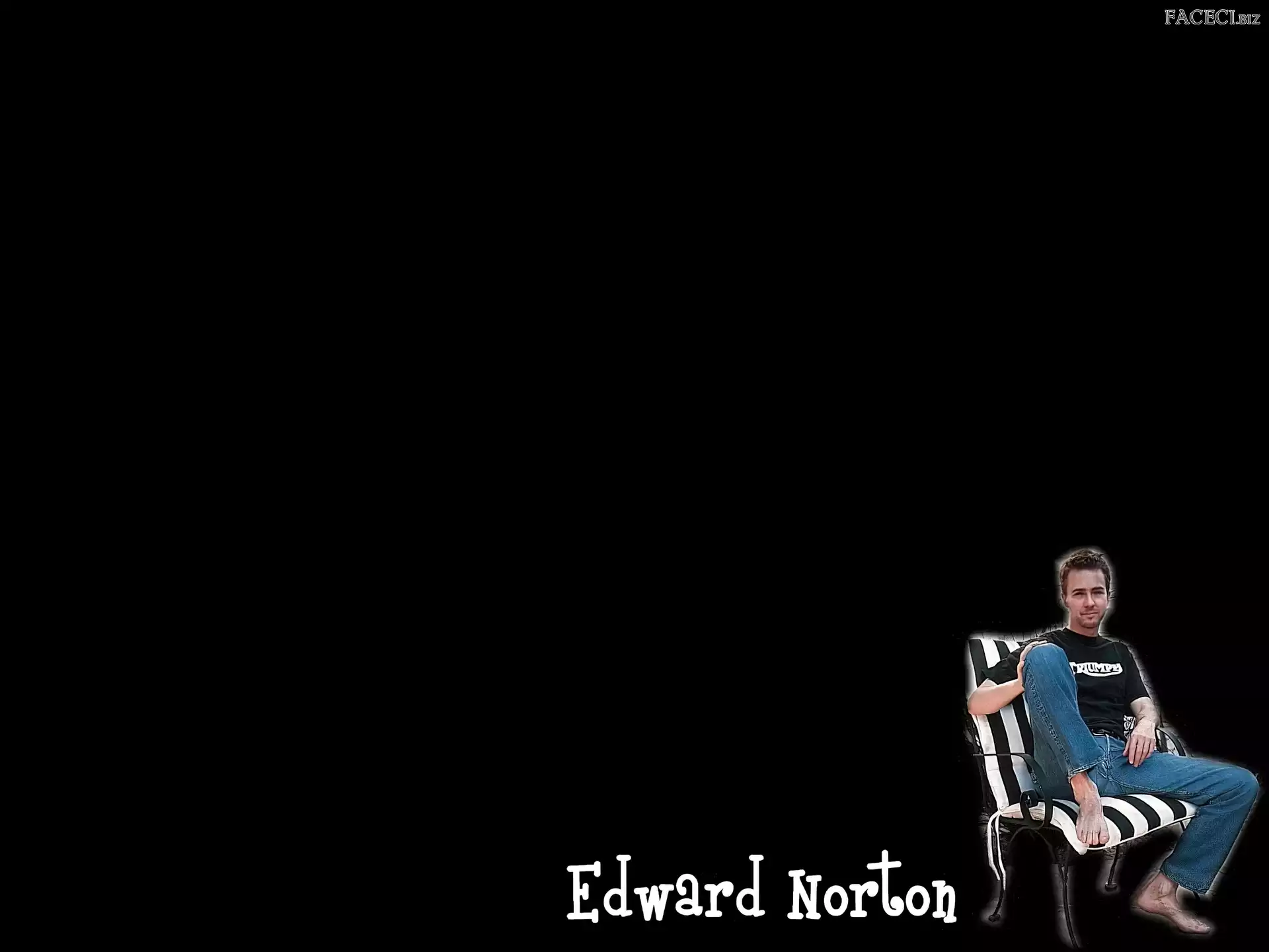 jeansy, Edward Norton, krzesło